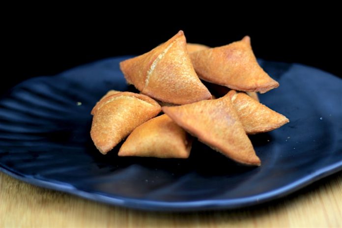 bread samosa | instant samosa recipe | how to make samosa using bread ...